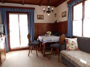 施特羅布爾的住宿－科諾佩爾豪斯度假屋，客厅配有桌子和沙发