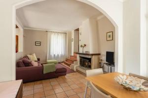 salon z kanapą i kominkiem w obiekcie * Villa Ulivi - Private Pool with Panoramic Views w mieście Barga