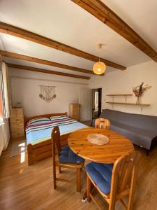 1 dormitorio con 1 cama, 1 mesa y 1 cama en Pension Hamry, en Vranov nad Dyjí