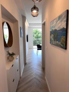 un pasillo de una casa con una pintura en la pared en Modern Apartment Olive 30 Meters From The Beach in Duce en Duće