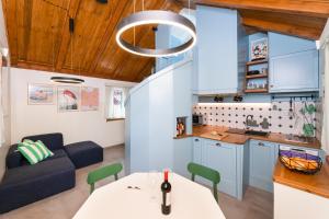 Una cocina y una sala de estar con mesa y sillas. en FIGA apartment, en Split