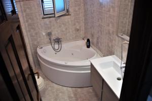 Un baño con bañera, inodoro y lavabo. en Villa Gesualda, en Isquia 26 fotos más