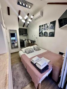 Postel nebo postele na pokoji v ubytování Tiny Dream - Old Town Rooms Split