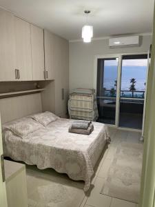 sypialnia z łóżkiem i widokiem na ocean w obiekcie Sea view Shengjin w mieście Shëngjin
