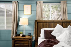 um quarto com paredes azuis e uma cama com cabeceira em madeira em Creekside Retreat 18 condo em Sedona