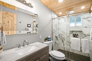 uma casa de banho com um chuveiro, um WC e um lavatório. em Creekside Retreat 18 condo em Sedona