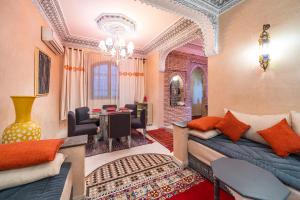 sala de estar con sofá y mesa en Riad Appart Arwa, en Marrakech