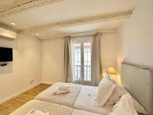 Un dormitorio con una cama grande y una ventana en Old Town Modern Flat, 4 Minutes From Beach - EaW Homes en Marbella