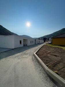 an empty street with a building and a street light at Studio Leiligheit in Sogndal