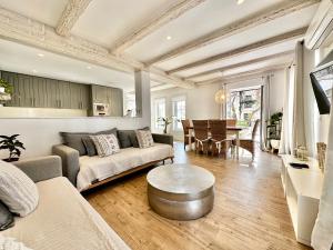 un soggiorno con divano e tavolo di Old Town Modern Flat, 4 Minutes From Beach - EaW Homes a Marbella