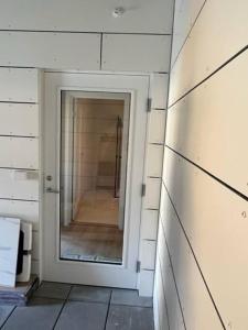 una stanza con una porta e uno specchio a muro di Studio Leiligheit a Sogndal