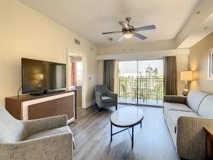 ein Wohnzimmer mit einem Sofa und einem Flachbild-TV in der Unterkunft Vacation Villa At Orlando Resort in Orlando