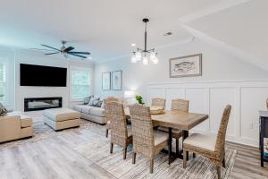 ein Esszimmer und ein Wohnzimmer mit einem Tisch und Stühlen in der Unterkunft Pink Sand Lane 50 in Hilton Head Island