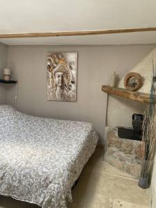 um quarto com uma cama e uma lareira de pedra em Maison individuelle, La Miloune em Le Val