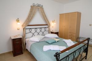 1 dormitorio con 1 cama con 2 toallas en Villa Andromeda, en Amorgós