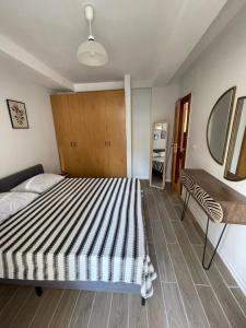 1 dormitorio con 1 cama grande y 1 mesa en Sunny hill Apartment, en Golem