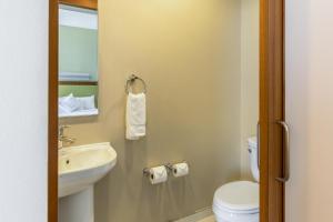 Koupelna v ubytování SpringHill Suites by Marriott Houston Rosenberg