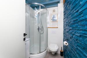 Un baño con ducha de cristal y un inodoro. en FIGA apartment, en Split 39 fotos más