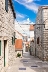 Un callejón en un casco antiguo con edificios. en FIGA apartment, en Split