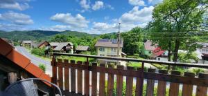 - un balcon avec vue sur un petit village dans l'établissement Poza Horyzont, à Korbielów