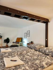 1 dormitorio con 1 cama y 1 silla en una habitación en K21 "The Good Shepherd" Apartment, en Budapest