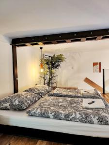 een groot bed in een slaapkamer met aigiligiligil bij K21 "The Good Shepherd" Apartment in Boedapest