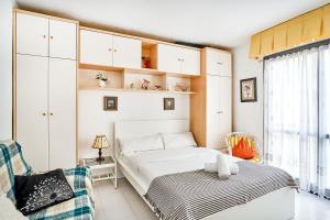 mała sypialnia z łóżkiem i krzesłem w obiekcie Espanhouse Simona estudio w mieście Torrevieja
