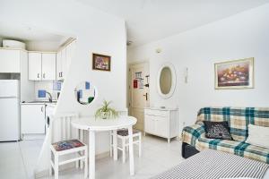 biały salon z kanapą i stołem w obiekcie Espanhouse Simona estudio w mieście Torrevieja