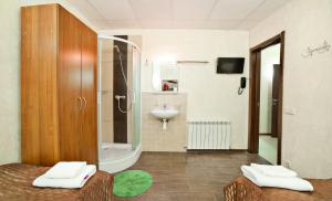uma casa de banho com um chuveiro e um lavatório. em Hotel Marinara em Odessa