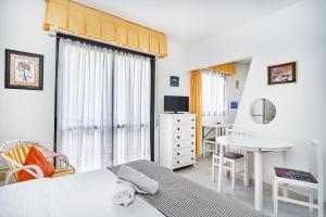 sypialnia z łóżkiem, biurkiem i stołem w obiekcie Espanhouse Simona estudio w mieście Torrevieja