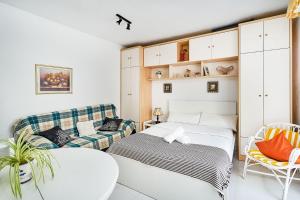 salon z łóżkiem i kanapą w obiekcie Espanhouse Simona estudio w mieście Torrevieja