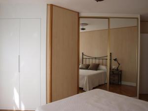 a bedroom with a bed and a large mirror at Apartamento Sadar in Pamplona