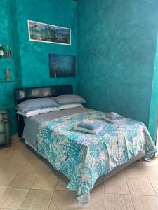 una camera con un letto con una parete blu di B&B Il Corallo a Terracina