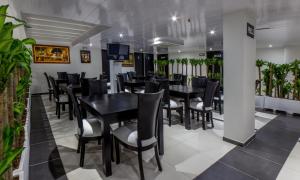 un comedor con mesas y sillas negras en Hotel Metropolitano, en Neiva