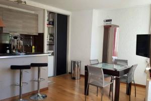 una cucina e una sala da pranzo con tavolo e sedie di Appartement T2, 1 seule chambre, très lumineux a Bandol Altre 10 foto