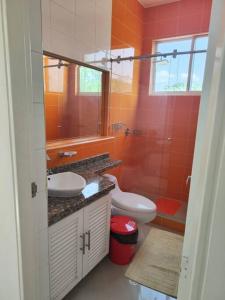 een badkamer met een wastafel, een toilet en een spiegel bij Casa Campestre en Melgar in Melgar
