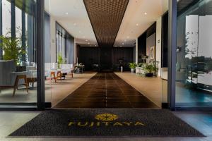 een lobby van een hotel met een tapijt op de vloer bij FUJITAYA Querétaro in Querétaro