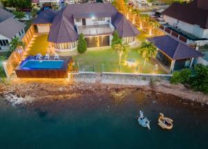 una vista aérea de una casa con piscina en Bamboo Rimbun-Tranquil Seaside Villa, Port Dickson en Port Dickson