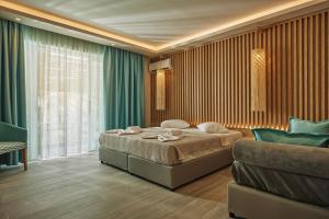 Posteľ alebo postele v izbe v ubytovaní Iniohos Zante Hotel & Suites