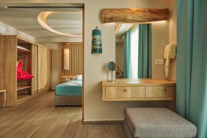 Posteľ alebo postele v izbe v ubytovaní Iniohos Zante Hotel & Suites