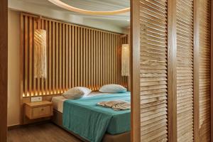 Posteľ alebo postele v izbe v ubytovaní Iniohos Zante Hotel & Suites