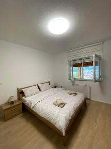 - une chambre avec un grand lit et une fenêtre dans l'établissement Mostar View House, à Mostar