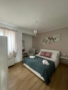 een slaapkamer met een groot bed en een groene deken bij Home Fiori d’Angelo in Agropoli