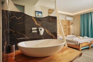 Kúpeľňa v ubytovaní Iniohos Zante Hotel & Suites