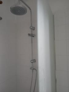 een douche met een douchekop in de badkamer bij Valta's Room 4 in Paleros