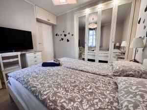 1 dormitorio con 1 cama y TV de pantalla plana en Apartament Sopot - Kazimierza, en Sopot