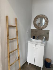 Łazienka z drabiną obok umywalki i lustra w obiekcie Studio au calme. w Marsylii