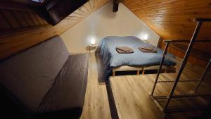 a small room with a bunk bed in a attic at Grand Appartement à Gerardmer in Gérardmer