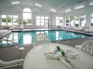 uma piscina com uma toalha numa mesa ao lado de uma piscina em Quality Inn Moore - Oklahoma City em Moore