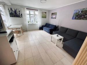 sala de estar con sofá y mesa en Apartament Sopot - Kazimierza, en Sopot